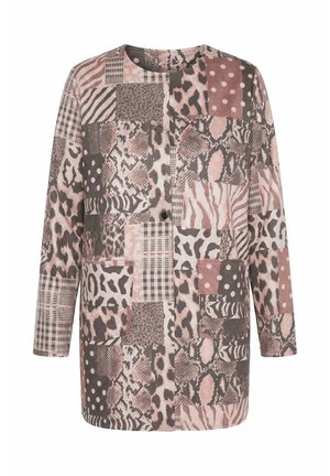Chaqueta de manga larga abotonada con diseño de patchwork que incluye estampados de animales, lunares y cuadros en tonos rosa apagado, marrón y beige.