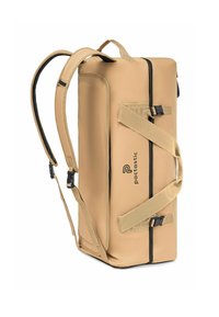 Sac de sport tan avec fermeture éclair noire et bretelles réglables. Présente un design robuste avec une poignée latérale et un logo à l'avant.