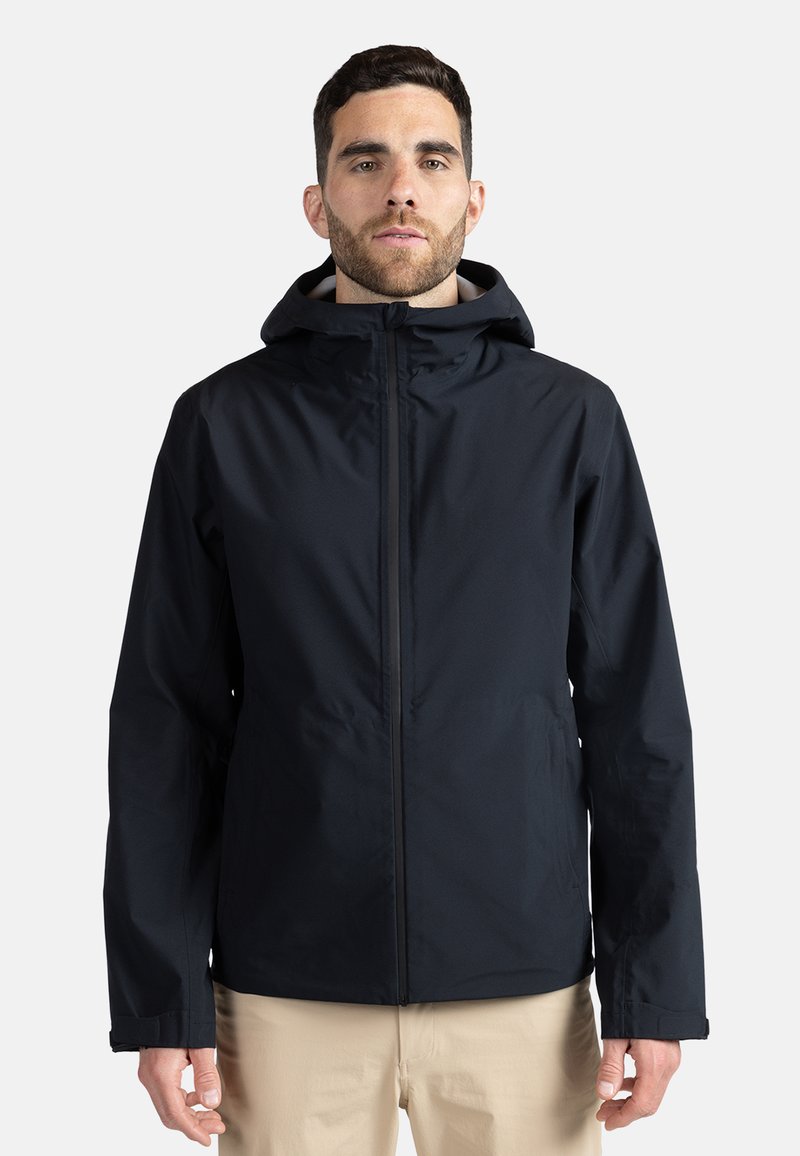 Chaqueta negra impermeable con cremallera frontal y capucha. Textura suave, corte regular y puños ajustables. Sin patrones ni acentos visibles.