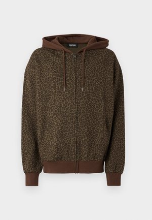 Hanorac maro cu fermoar, cu model leopard. Are glugă maro contrastantă, șnururi și manșete și tiv striate.