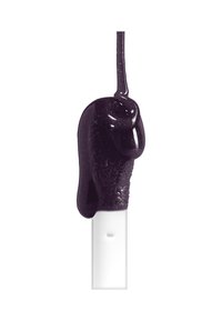 Witte USB-stick met dikke, donkerpaarse glanzende vloeistof die over de bovenkant druipt en draait, tegen een eenvoudige witte achtergrond.