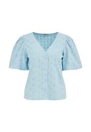 Blouse bleu clair à manches courtes avec découpes florales ajourées, col en V, manches bouffantes et fermeture à boutons sur le devant.