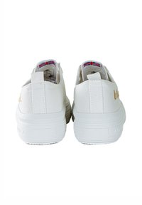 Białe płócienne buty wsuwane z wyściełanym piętą, gumową podeszwą i złotymi literami. Cechy to mały akcent w postaci flagi. Prosty i nowoczesny design.