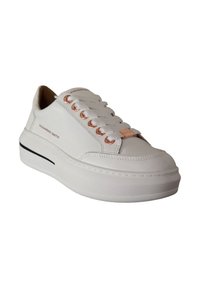 Hvide lædersneakers med rund tå, roseguld øjer og en sort stribe på sålen. Har polstret inderside og flade snørebånd.