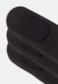 Calcetines no-show de algodón negro con puntera y talón reforzados, con una textura suave y aberturas elásticas para un ajuste seguro.