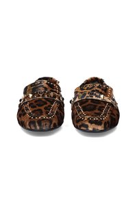 Zapatillas de casa con estampado de leopardo, hechas de tela suave, con un diseño cosido, tachuelas decorativas y una suela de goma plana para mayor comodidad.