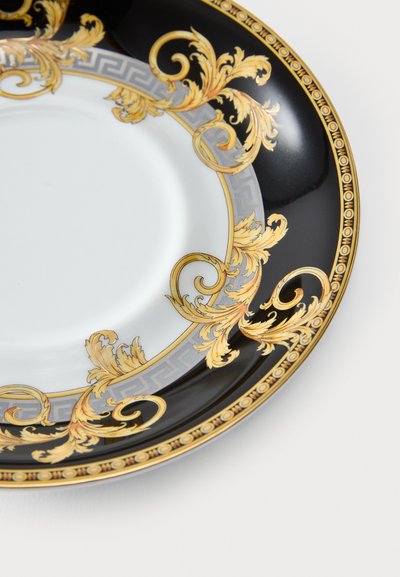 Crna porculanska ploča s bijelim središtem, ukrašena zlatnim cvjetnim uzorcima i sivim geometrijskim prstenom, s zlatnim rubom.