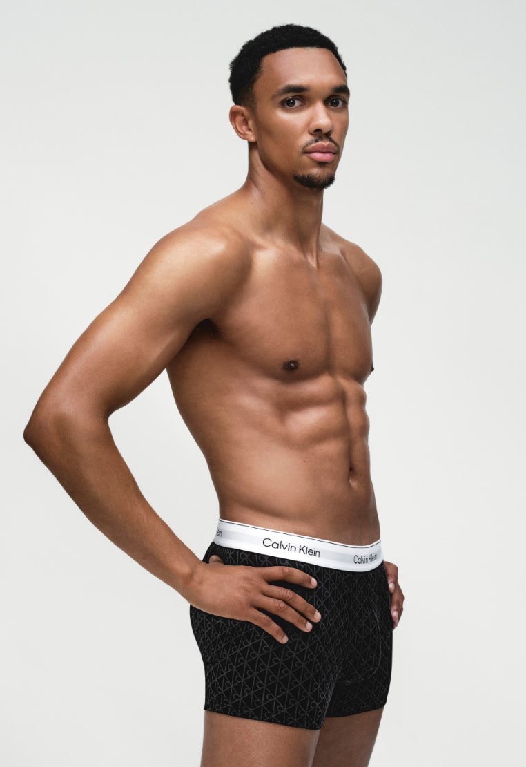 Čierne boxerky s geometrickým vzorom a bielym pásom Calvin Klein. Materiál vyzerá hladký a elastický.