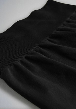 Černá látka s žebrovaným pasem, zdobená jemnými záhyby. Textura je hladká s mírným leskem. Vhodná pro různé příležitosti.