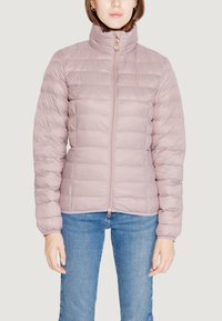 Giacca imbottita rosa chiaro con colletto alto e chiusura con zip, caratterizzata da linee di trapuntatura orizzontale e polsini elasticizzati.