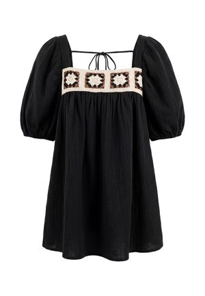 Fekete, fodros ujjú ruha négyzet alakú nyakkivágással, amelyen krémszínű, barna és fekete horgolt virágos szalag fut a mellrészen, valamint hátról megkötős részlet.