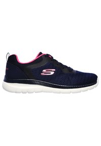 Baskets de course Skechers en maille marine avec des accents roses, dotées d'un col rembourré, d'un design à lacets et d'une semelle extérieure flexible blanche.
