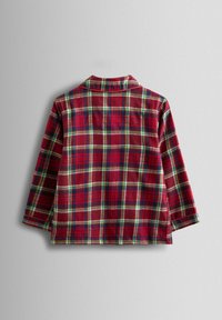 Czerwona koszula flanelowa w kratę z zielonymi i żółtymi akcentami, z kołnierzykiem i długimi rękawami, wyświetlana z tyłu. Miękka tekstura.