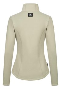 Fleece bunda v svetlej béžovej farbe, s vysokým golierom, dlhými rukávmi a priliehavým strihom s viditeľným šitím a značkovou nášivkou na krku.