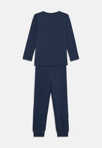 Navyblaues Baumwoll-Pyjama-Set mit langärmeligen Oberteil und Hose mit gerippten Bündchen. Einfaches Design, weiche Textur, keine sichtbaren Muster.