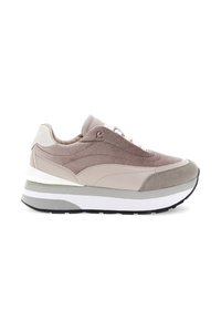 Sneaker platform color marrone chiaro e beige con lacci bianchi, punta in suede e suola spessa bianco-grigia, mostrata in profilo destro.