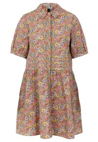 Sukienka z krótkim rękawem z guzikami z przodu i kwiatowym wzorem w odcieniach różu, pomarańczu i niebieskiego na jasnym tle.