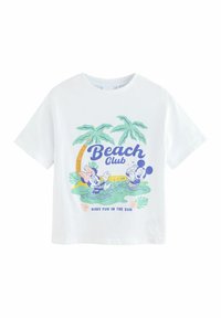 Witte katoen T-shirt met een grafisch ontwerp van palmbomen en cartoonfiguren in een speelse scène, gelabeld "Beach Club" met kleurrijke tekst.