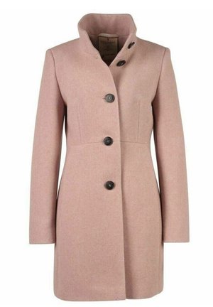 Manteau en laine rose clair pour femme avec un col montant et quatre boutons noirs sur le devant, manches longues et coupe ajustée.