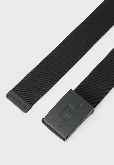 Μαύρη υφαντή υφασμάτινη ζώνη με ματ μαύρη ορθογώνια αγκράφα που διαθέτει ένα διακριτικό ανάγλυφο γεωμετρικό λογότυπο.
