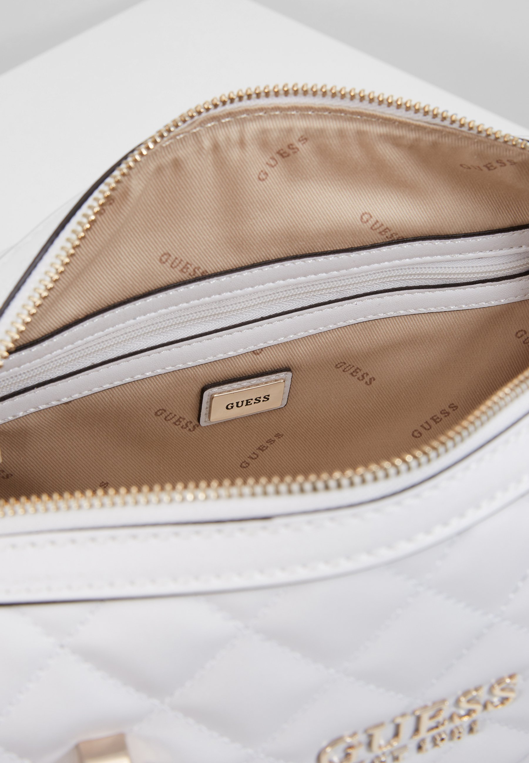 Guess MELISE BOX SATCHEL Håndveske white Zalando.no Guess MELISE BOX SATCHEL Håndveske white Zalando.no