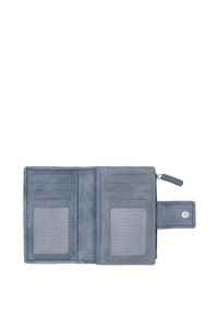 Niebieski skórzany portfel otwarty, wyposażony w przegródki na karty, dwie przezroczyste kieszenie na dowód osobisty oraz zapięcie na zatrzask. Gładka faktura z subtelnymi detalami szwów.