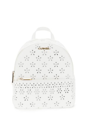 Bílý kožený batoh s květinovými výřezy, zlatým zipem a malým uchem nahoře.