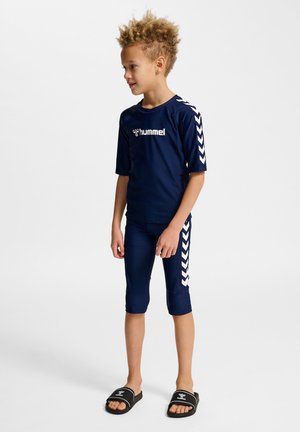 Hummel, HUMMEL HMLFIJI SWIM TEE - T-shirt de surf - navy blazer