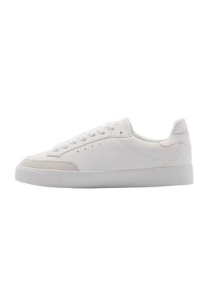 Des baskets blanches avec une tige en cuir lisse, présentant un bout arrondi, des lacets plats et une semelle en caoutchouc texturée. Design minimaliste avec des détails subtils.