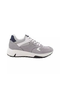 Sneaker in suede grigio con accenti in rete bianca, punta tonda, chiusura a lacci frontale, suola bianca spessa e suola esterna nera texturizzata.