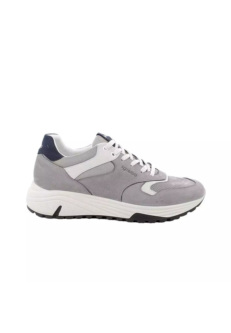 Sneaker in suede grigio con accenti in rete bianca, punta tonda, chiusura a lacci frontale, suola bianca spessa e suola esterna nera texturizzata.