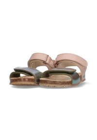 Tan leren sandalen met een klittenbandsluiting, metallic groene en blauwe accenten, en een kurken voetbed; open teenontwerp met uitsparingen aan de zijkanten.