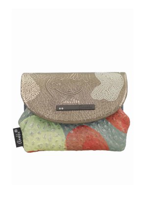 Pequeña bolsa colorida con material texturizado, una solapa dorada con un diseño bordado de cara sonriente y una etiqueta negra con la palabra Anekke.