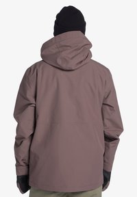 Lichte, waterdichte jas in gedempt mauve, met een capuchon, elastische manchetten en een ontspannen pasvorm. Zwarte accenten op de mouwen.