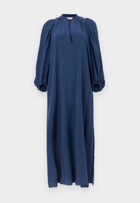 Μακρύ φόρεμα σε  σκούρο μπλε με μαζεμένα φουσκωτά μανίκια, στρογγυλή λαιμόκοψη με V-σχήμα άνοιγμα και τελείωμα μέχρι το πάτωμα με πλευρικές σκισμές.