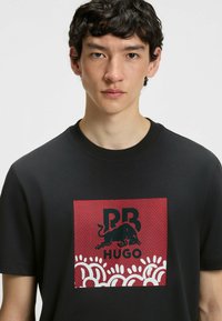 HUGO - T-shirt z nadrukiem