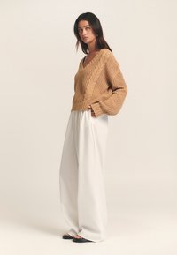 ST MRLO EVIE  - Svetrík - sand