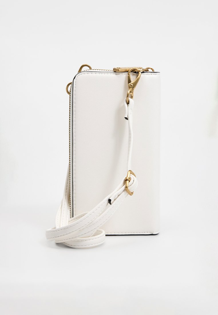 Sac crossbody en simili cuir blanc avec quincaillerie dorée, de forme rectangulaire slim, avec une sangle ajustable et des détails en bordure texturée.