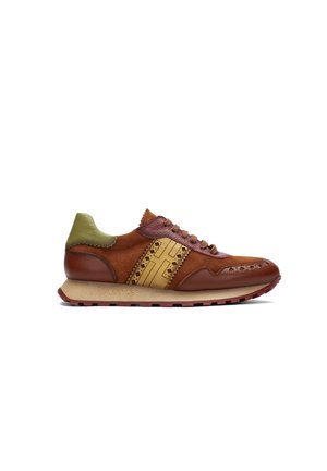 Baskets en cuir marron avec des accents verts, en daim texturé, détails perforés et semelle en caoutchouc. Présente le logo "HISPANITAS".