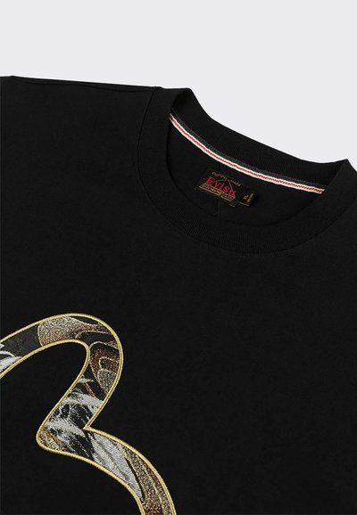 Sweatshirt noir avec un col rond, orné d'un imprimé décoratif multicolore dans un design en vagues et une bordure dorée.