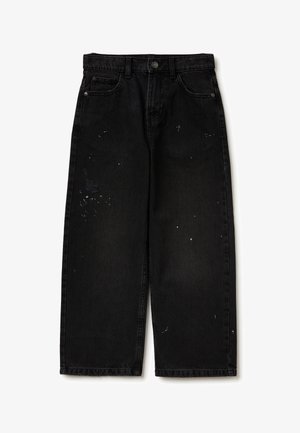 Jeans wide leg in denim nero con vita media, caratterizzati da aree strappate e macchie di vernice bianca sulla parte anteriore. Quattro tasche e un bottone.