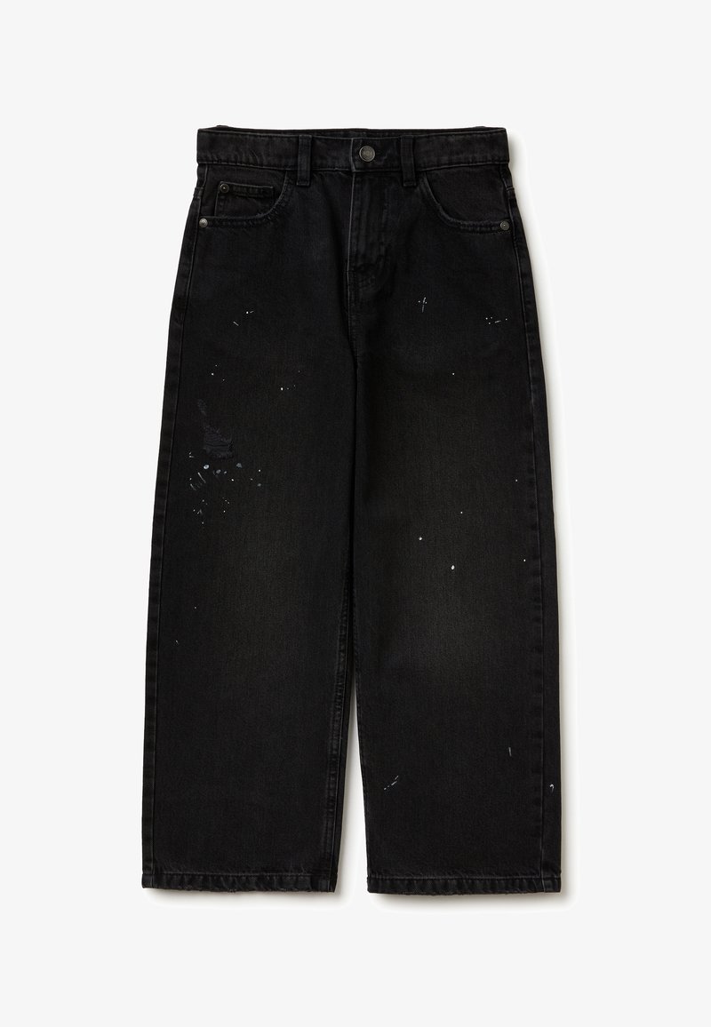 Schwarze Denim-Jeans mit weitem Bein und mittelhohem Bund, die an der Vorderseite ausgefranste Bereiche und weiße Farbspritzer aufweisen. Mit vier Taschen und einem Knopf.