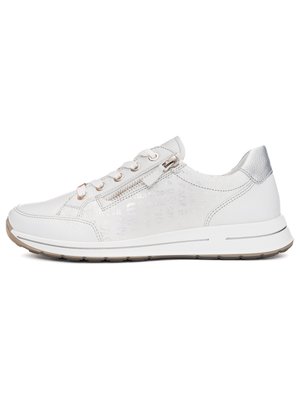 Biały skórzany sneaker z bocznym zamkiem, sznurowanym przodem, subtelną fakturą z wzorem, metalicznym srebrnym obcasem i beżową gumową podeszwą.