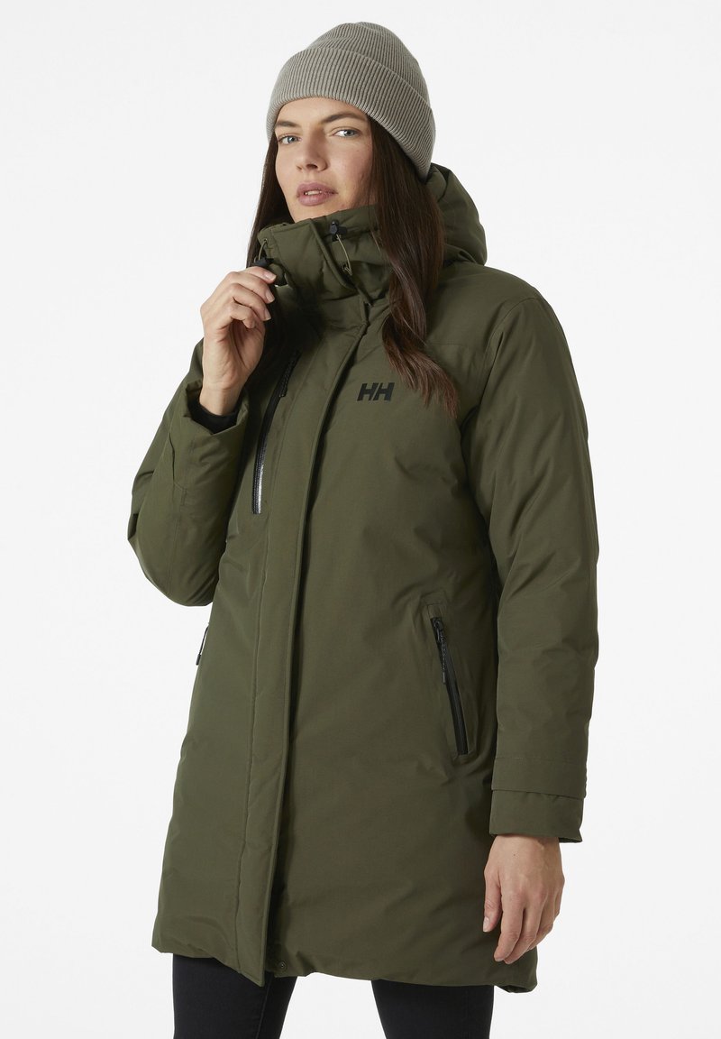 Parka imbottita verde oliva con cappuccio, tasche laterali con zip nere e logo HH. Il tessuto appare liscio con una finitura resistente.