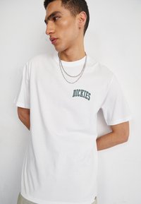 Dickies AITKIN CHEST TEE - Camiseta estampada - white/dark forest