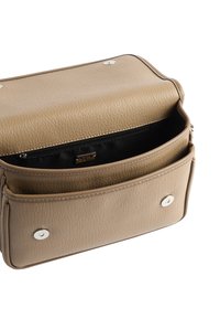 Beżowa skórzana torebka o teksturowanej powierzchni, z główną komorą zamykaną na zamek błyskawiczny oraz przednimi kieszeniami. Zapięcie na snapy w kolorze srebrnym.