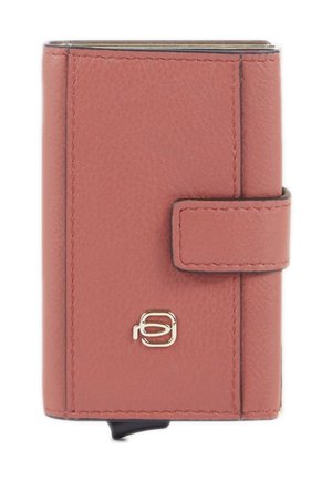 Kleine rechteckige Geldbörse aus staubig rosafarbenem Leder mit Druckknopfverschluss und kleinem silberfarbenem Metall-Logo auf der Vorderseite.