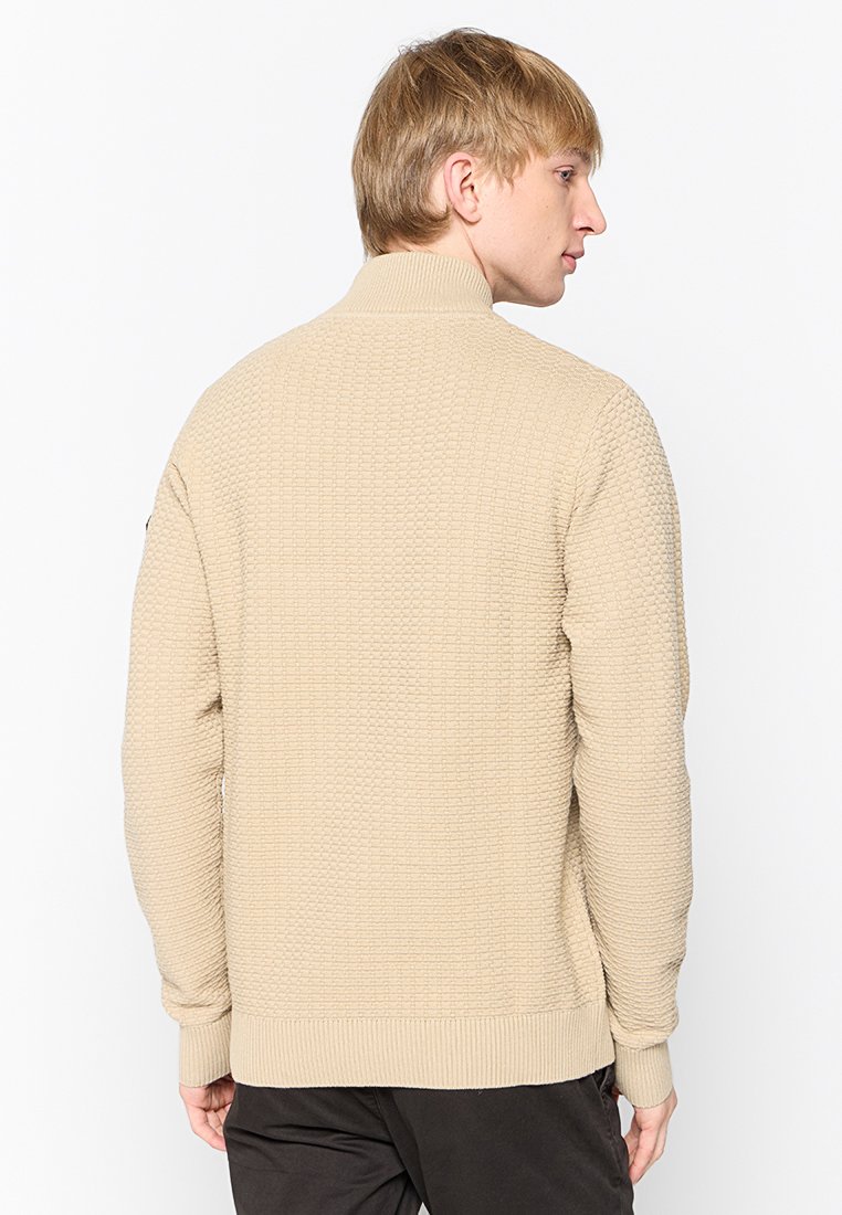 Beige gestrickter Pullover mit einem strukturierten Muster, gerippten Bündchen und Saum, Stehkragen und mittelschwerem Stoff. Sichtbare Designdetails auf der Rückseite.