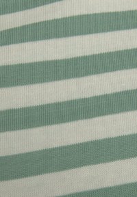 Svītrains audums ar pārmaiņus gaiši zaļām un baltām svītrām, adīta tekstūra, ar vienmērīgu attālumu starp rakstiem.