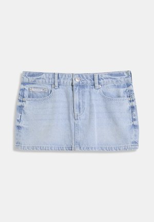 Lichtblauw denim minirok met vijf zakken, lussen voor een riem en een knoopsluiting aan de voorkant. Zachte textuur met een iets vervaagde afwerking.
